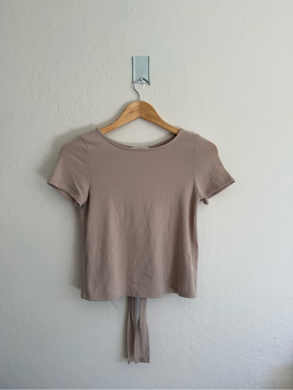 Francesca's Collections Taupe Short-Sleeve Crop Top with Back Tie